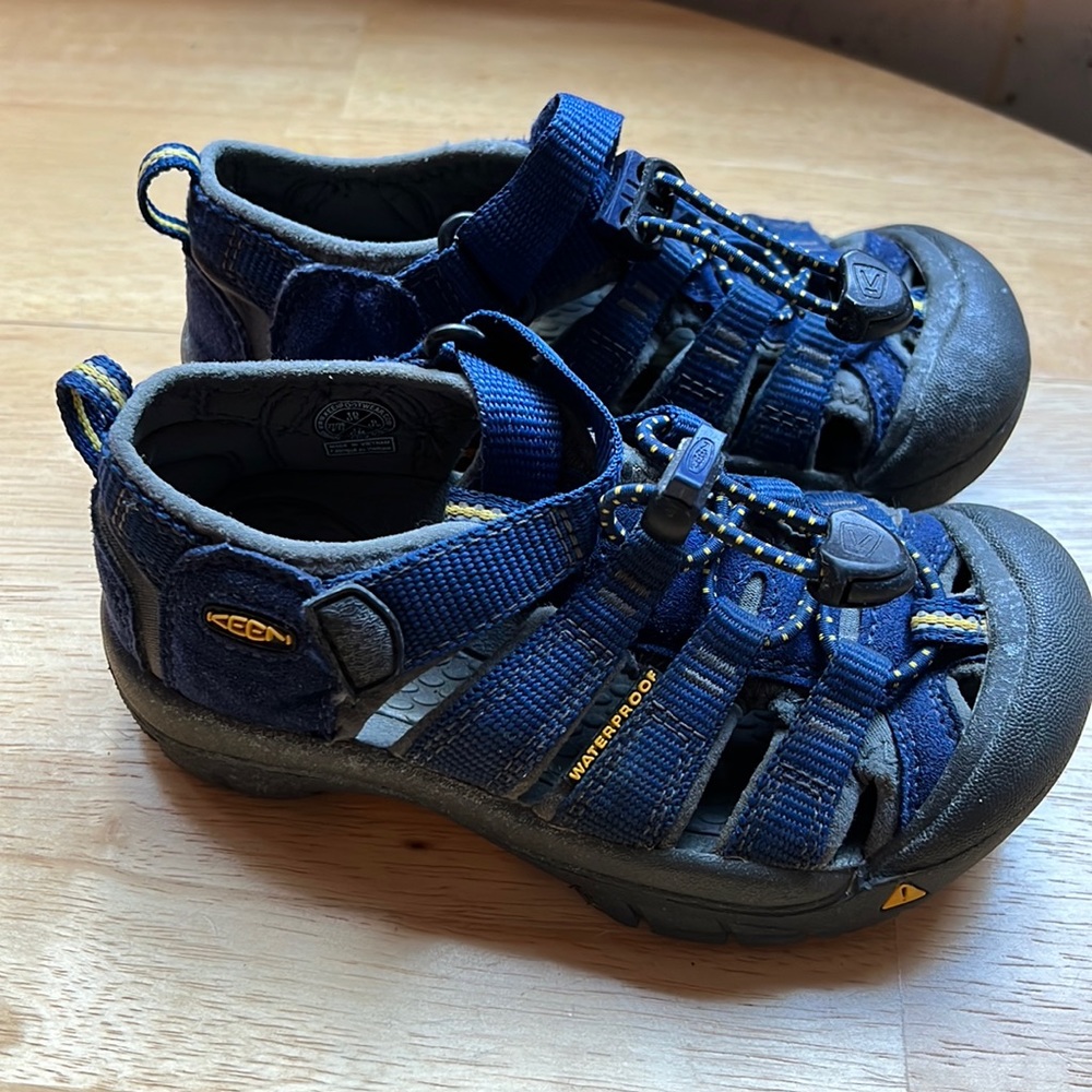 Kids keens size 10